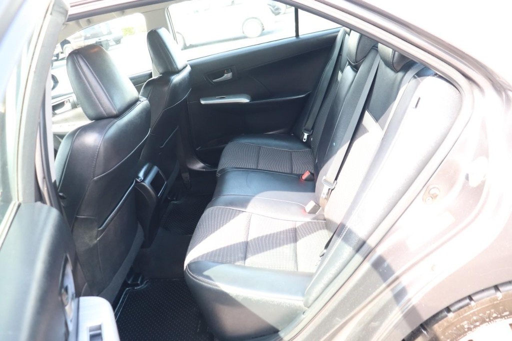 Toyota Camry Vehicle Full-screen Gallery Image 15