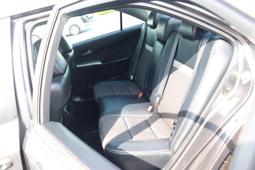 Toyota Camry Vehicle Full-screen Gallery Image 16