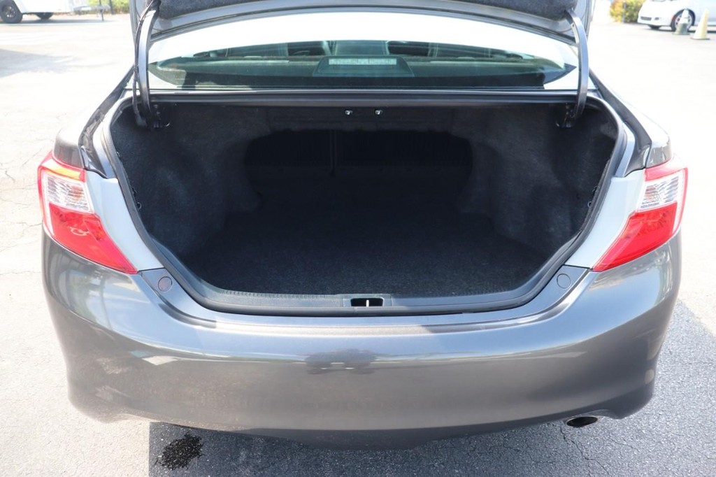 Toyota Camry Vehicle Full-screen Gallery Image 17