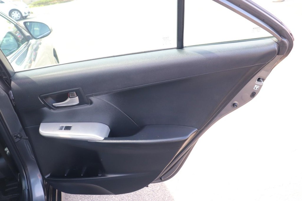 Toyota Camry Vehicle Full-screen Gallery Image 18