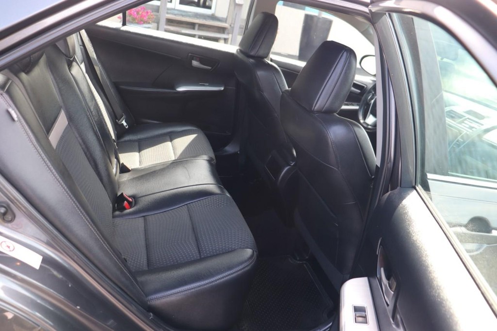 Toyota Camry Vehicle Full-screen Gallery Image 19