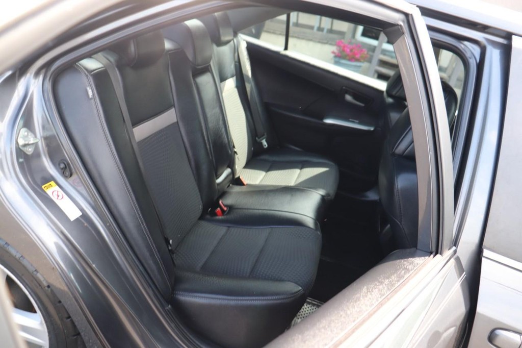 Toyota Camry Vehicle Full-screen Gallery Image 20