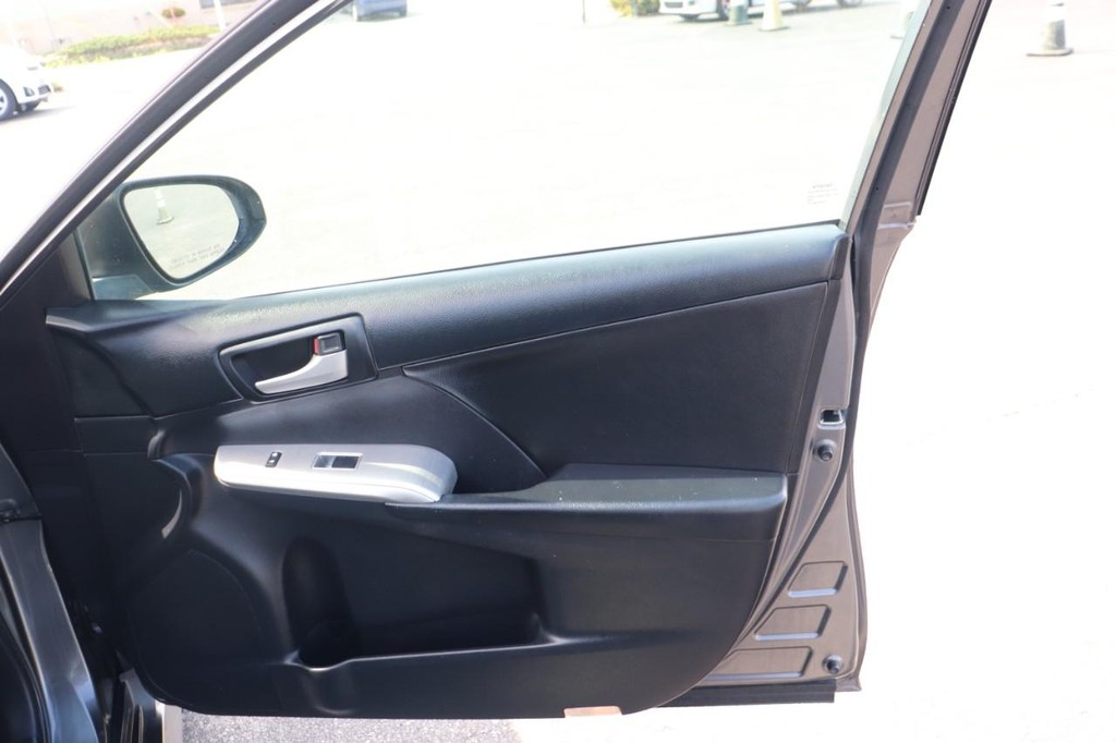 Toyota Camry Vehicle Full-screen Gallery Image 21