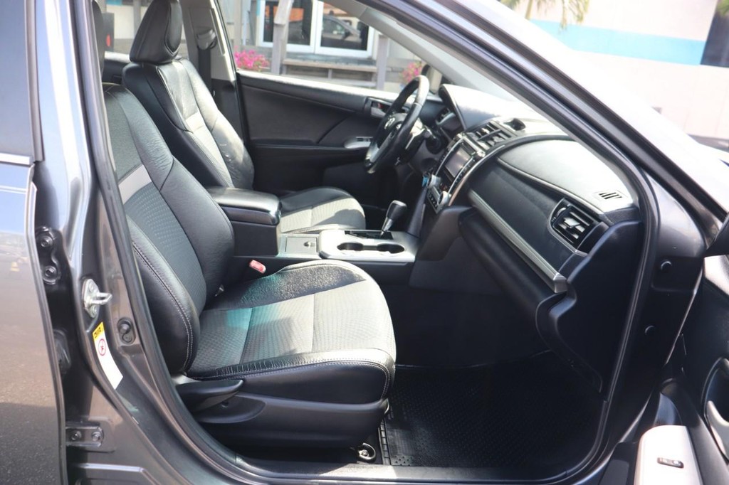 Toyota Camry Vehicle Full-screen Gallery Image 22