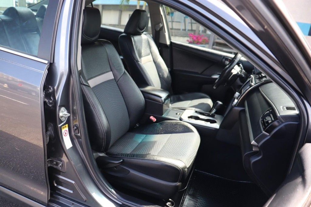 Toyota Camry Vehicle Full-screen Gallery Image 23