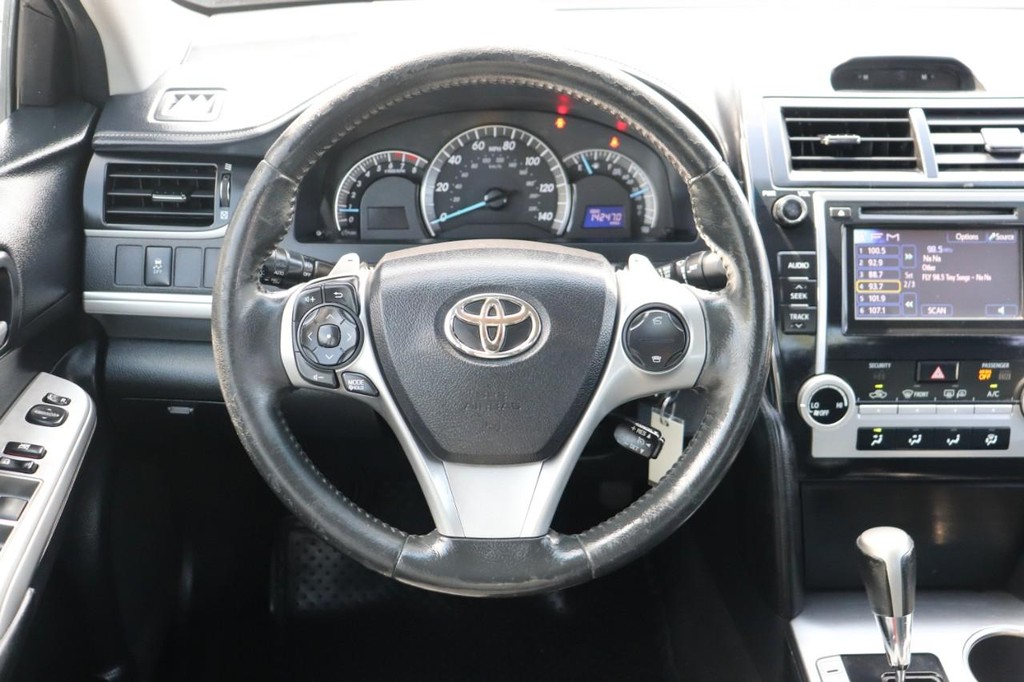 Toyota Camry Vehicle Full-screen Gallery Image 24