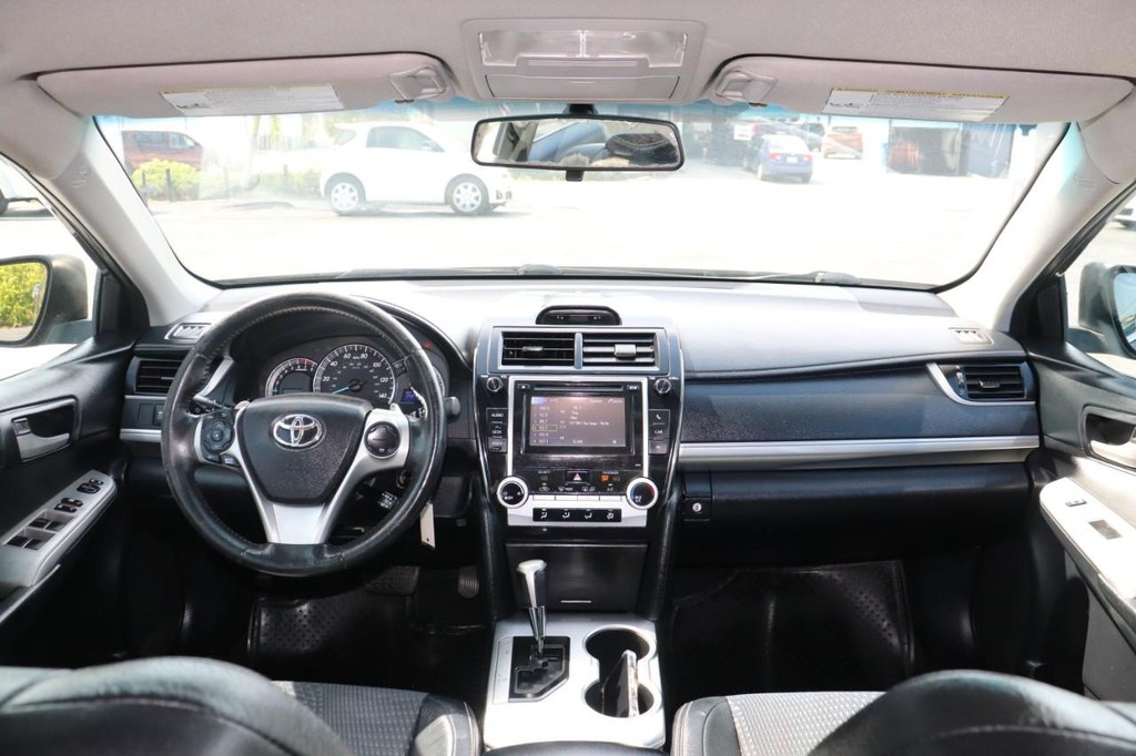 Toyota Camry Vehicle Full-screen Gallery Image 25