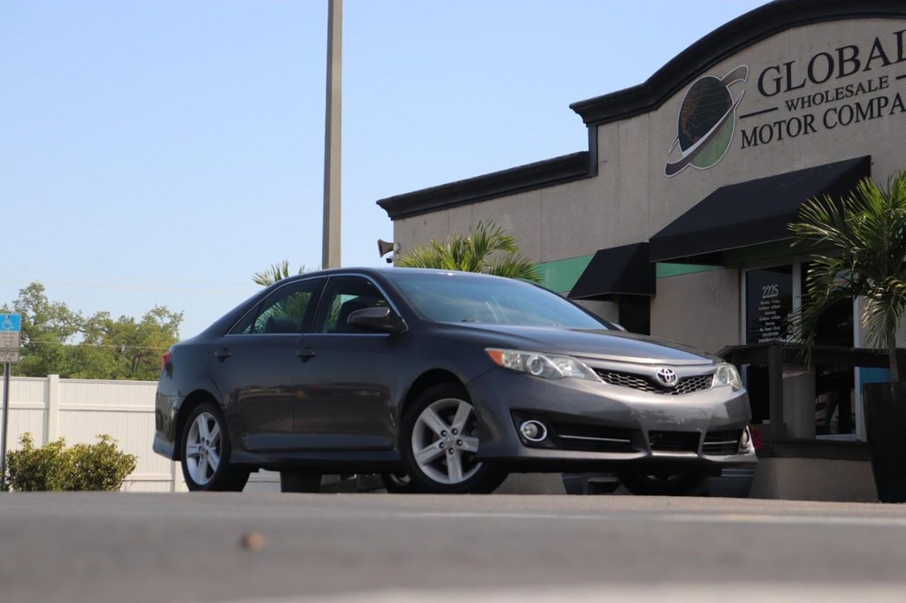 Toyota Camry Vehicle Full-screen Gallery Image 26