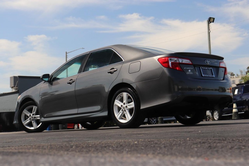 Toyota Camry Vehicle Full-screen Gallery Image 27