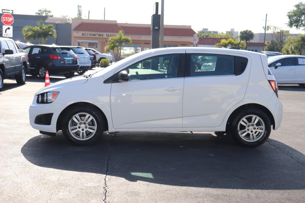 Chevrolet Sonic Vehicle Full-screen Gallery Image 04