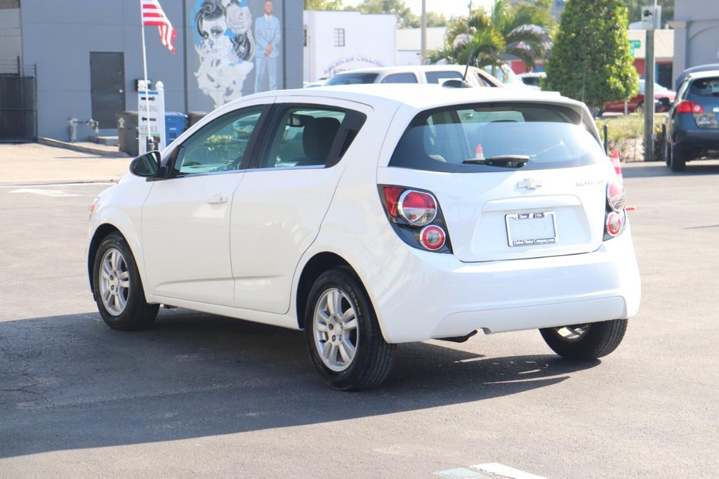 Chevrolet Sonic Vehicle Full-screen Gallery Image 06