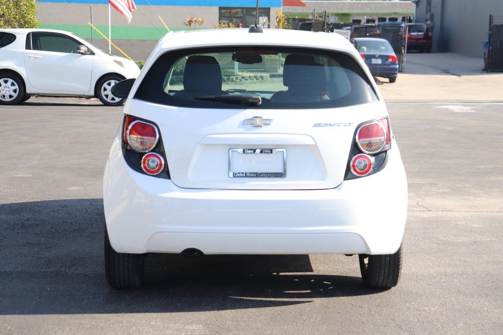 Chevrolet Sonic Vehicle Full-screen Gallery Image 07