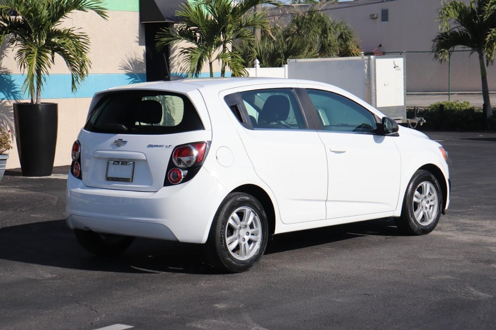 Chevrolet Sonic Vehicle Full-screen Gallery Image 08