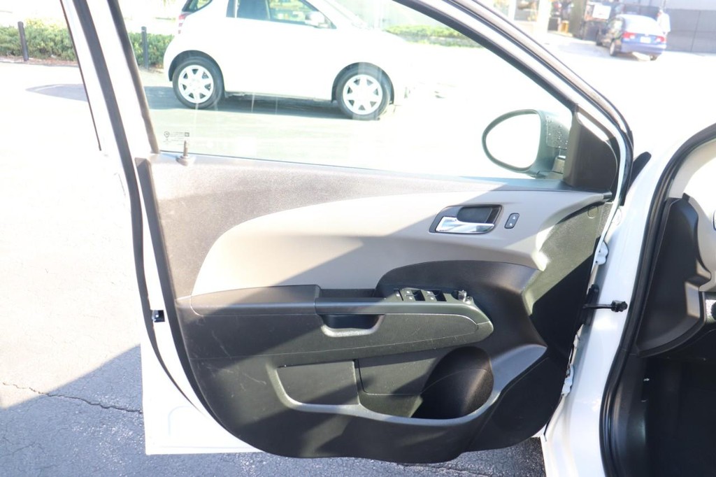 Chevrolet Sonic Vehicle Full-screen Gallery Image 11