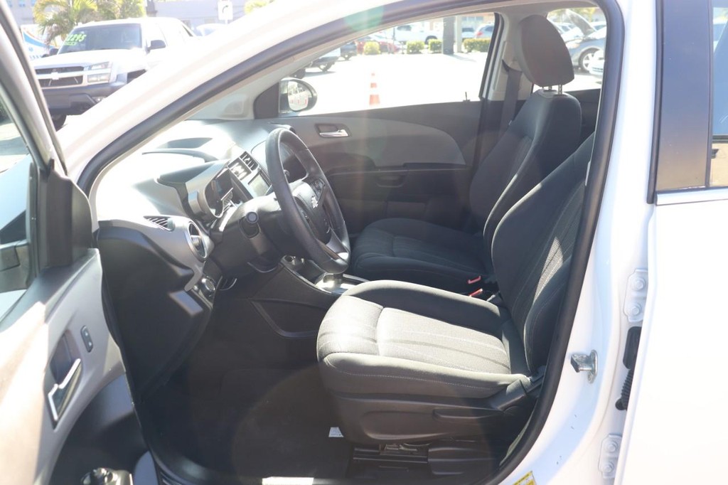 Chevrolet Sonic Vehicle Full-screen Gallery Image 12