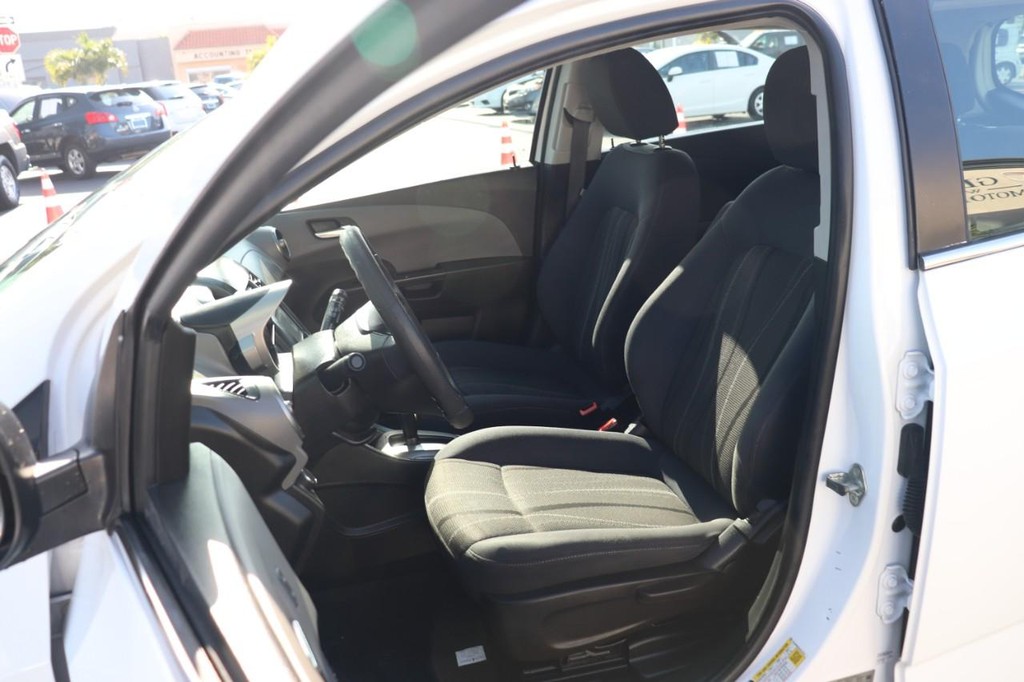 Chevrolet Sonic Vehicle Full-screen Gallery Image 13