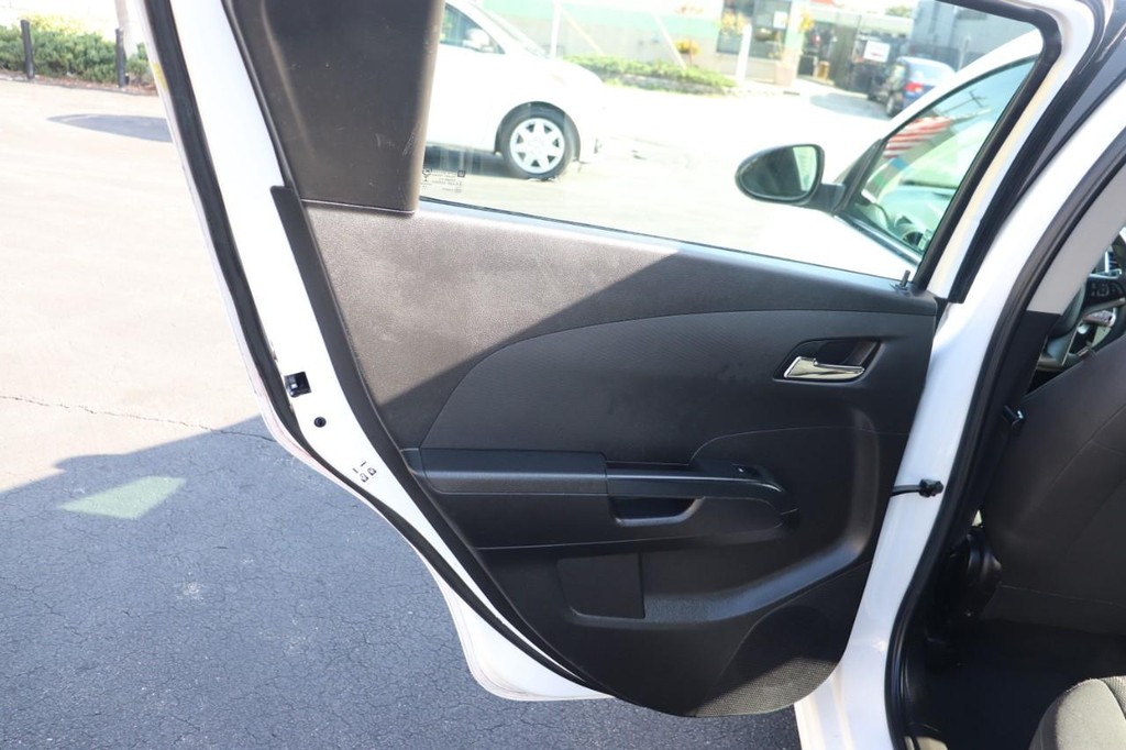 Chevrolet Sonic Vehicle Full-screen Gallery Image 14