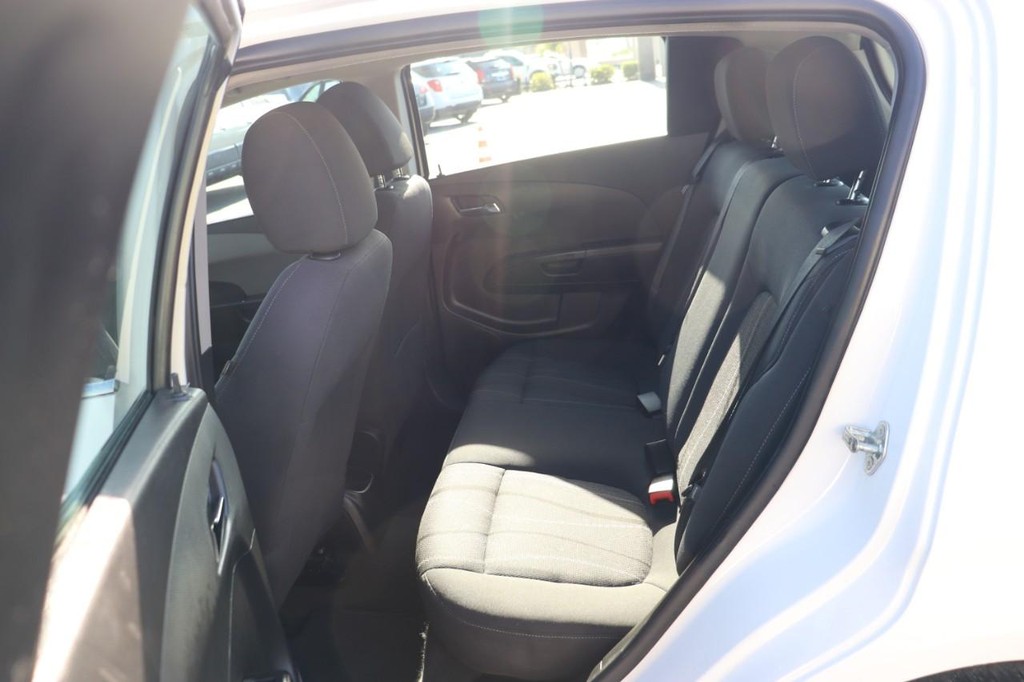 Chevrolet Sonic Vehicle Full-screen Gallery Image 15