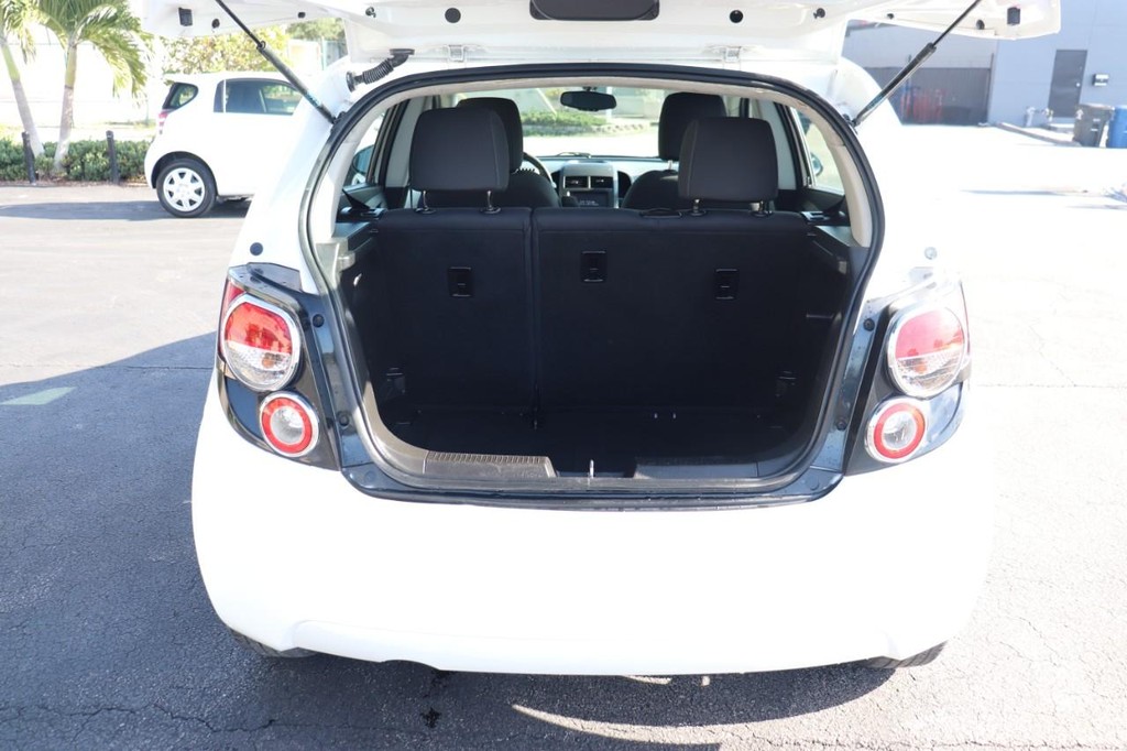 Chevrolet Sonic Vehicle Full-screen Gallery Image 17