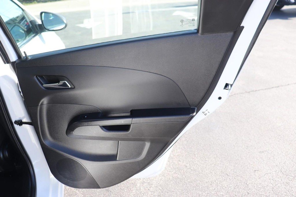 Chevrolet Sonic Vehicle Full-screen Gallery Image 18