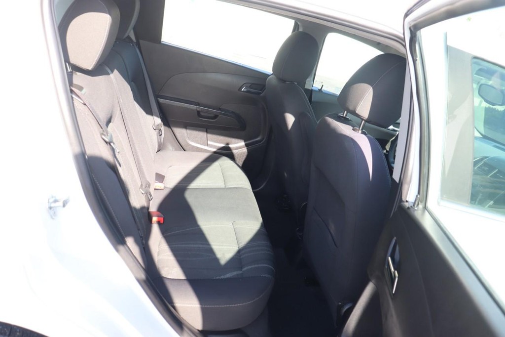 Chevrolet Sonic Vehicle Full-screen Gallery Image 19