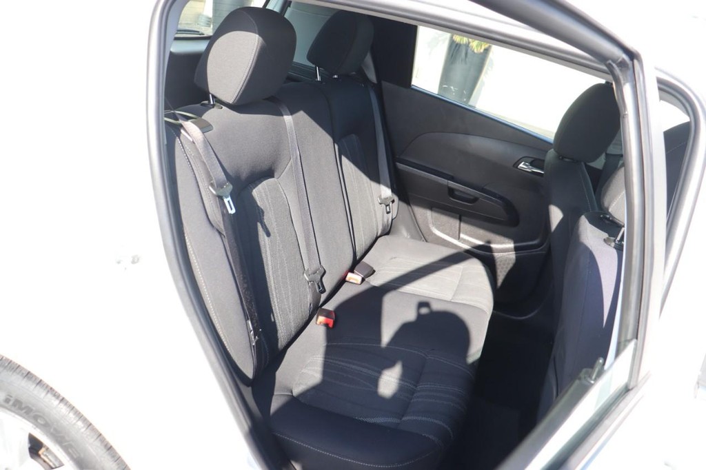 Chevrolet Sonic Vehicle Full-screen Gallery Image 20