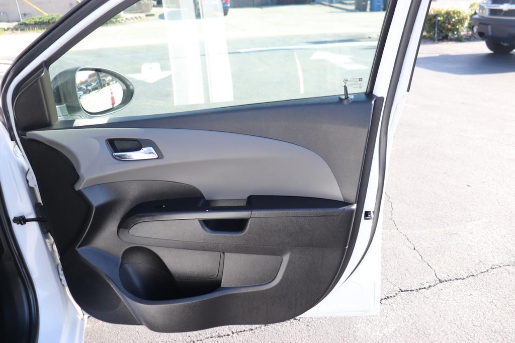 Chevrolet Sonic Vehicle Full-screen Gallery Image 21