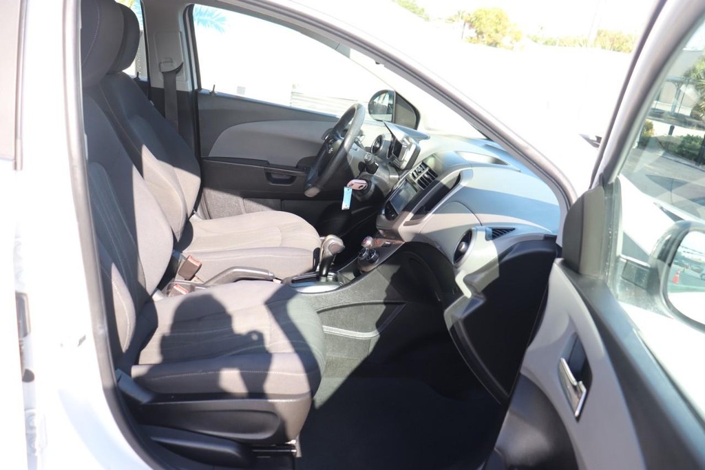 Chevrolet Sonic Vehicle Full-screen Gallery Image 22