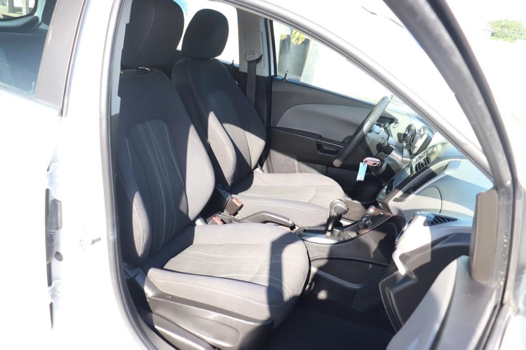 Chevrolet Sonic Vehicle Full-screen Gallery Image 23