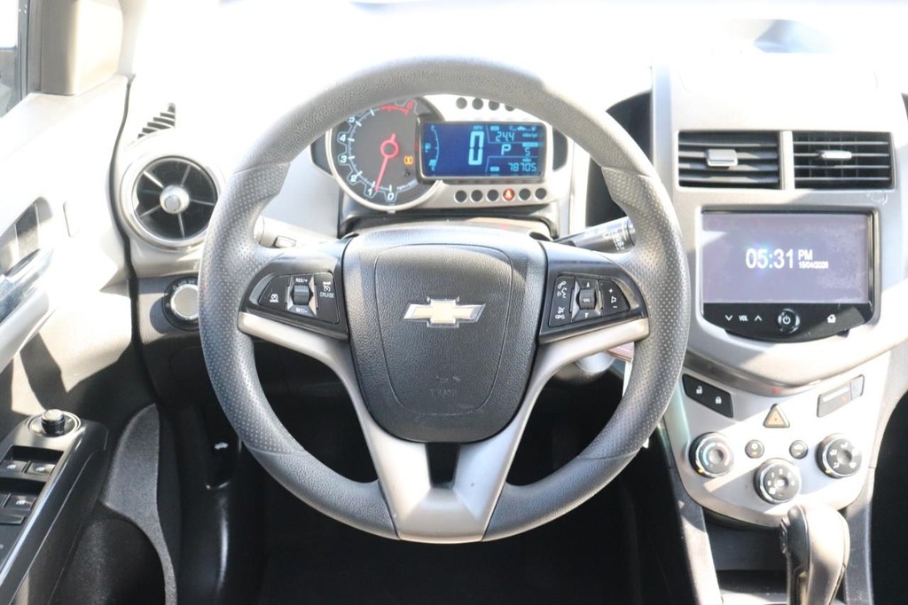 Chevrolet Sonic Vehicle Full-screen Gallery Image 24