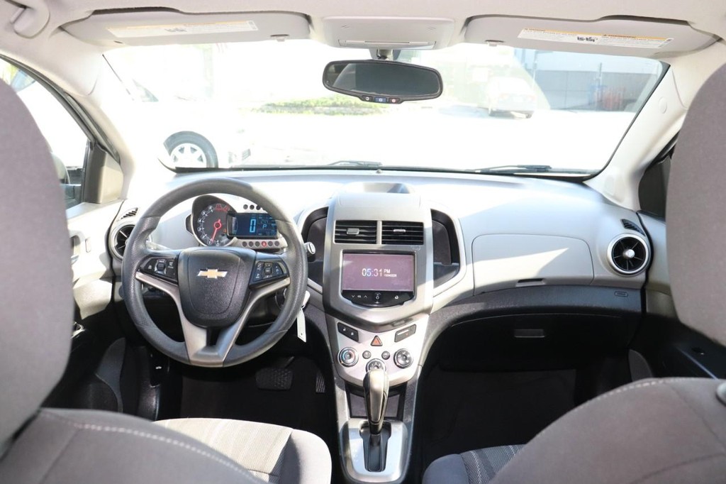 Chevrolet Sonic Vehicle Full-screen Gallery Image 25