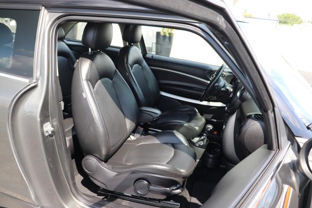 MINI Cooper Paceman Vehicle Full-screen Gallery Image 16