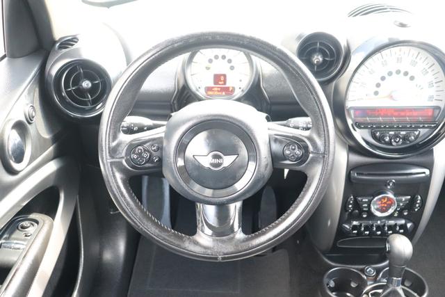 MINI Cooper Paceman Vehicle Full-screen Gallery Image 17