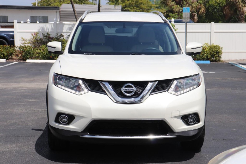 Nissan Rogue Vehicle Full-screen Gallery Image 02