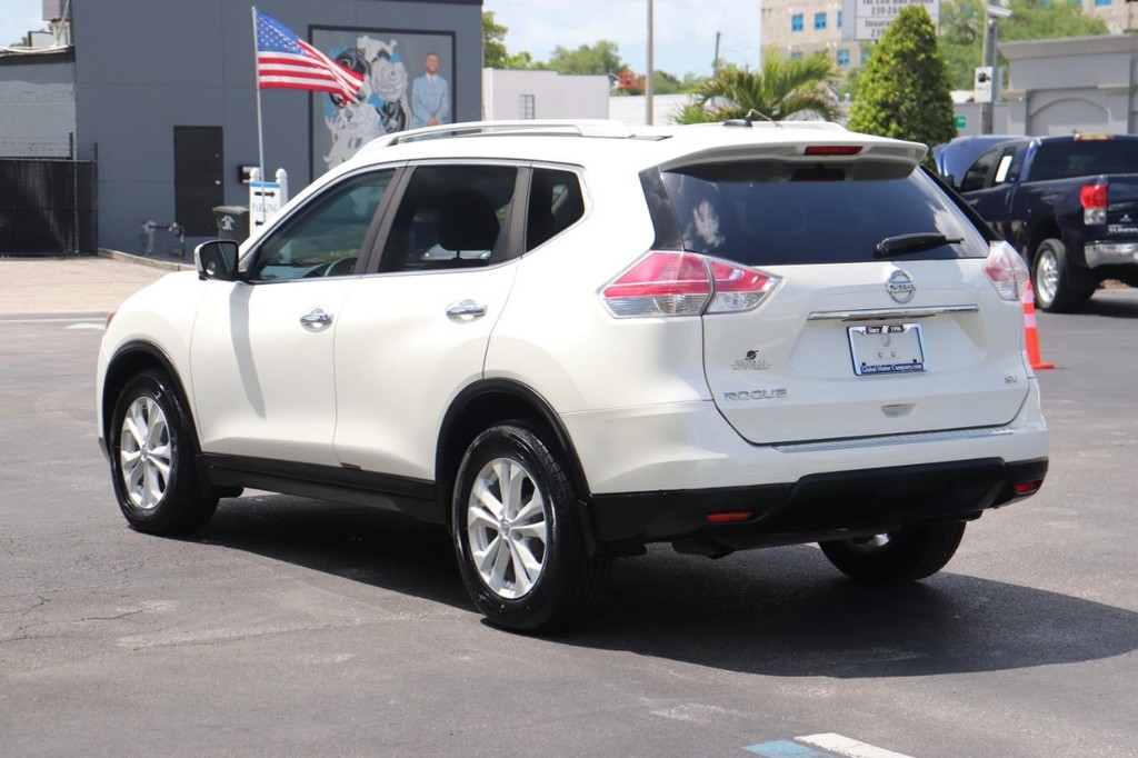 Nissan Rogue Vehicle Full-screen Gallery Image 06
