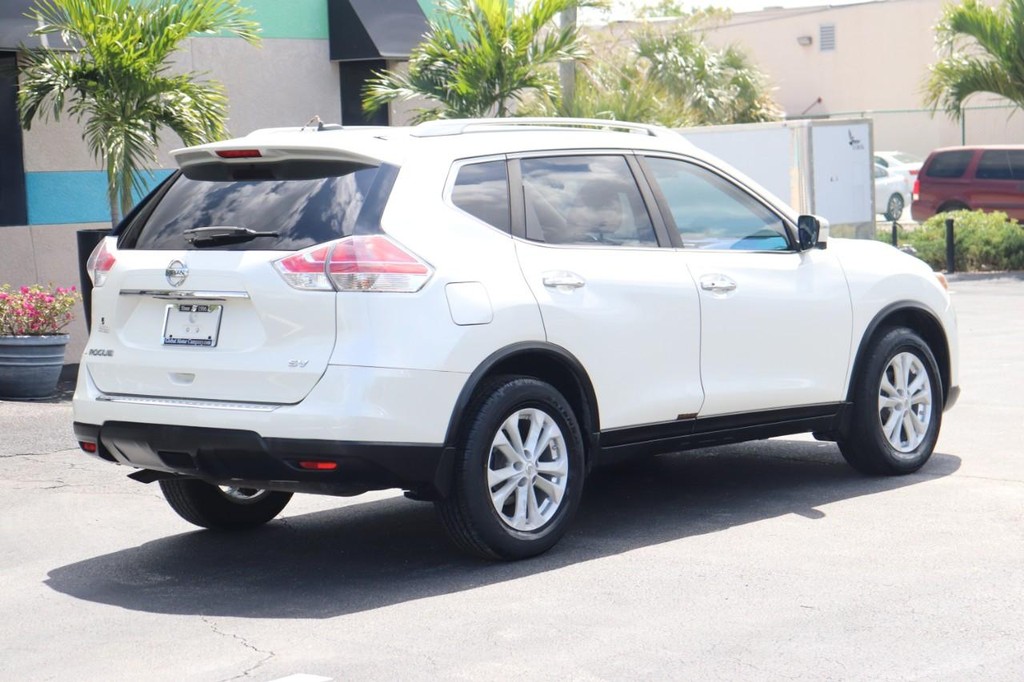 Nissan Rogue Vehicle Full-screen Gallery Image 08