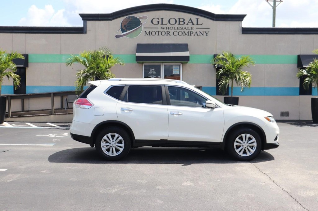 Nissan Rogue Vehicle Full-screen Gallery Image 09