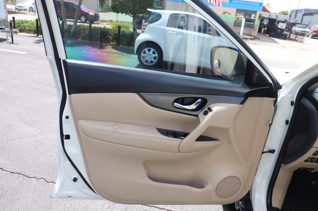 Nissan Rogue Vehicle Full-screen Gallery Image 11