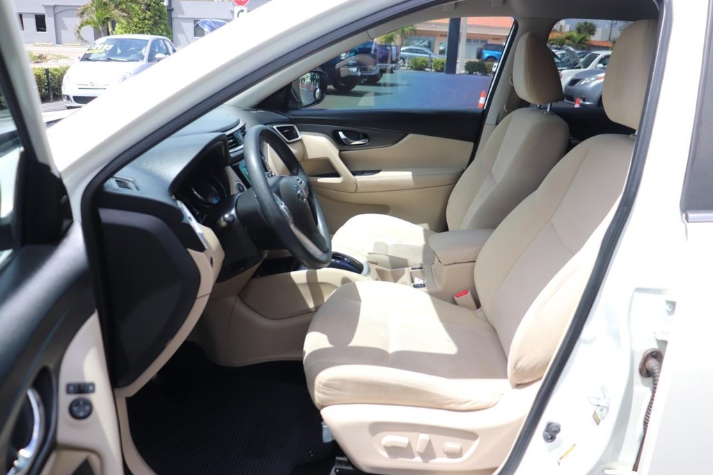 Nissan Rogue Vehicle Full-screen Gallery Image 12