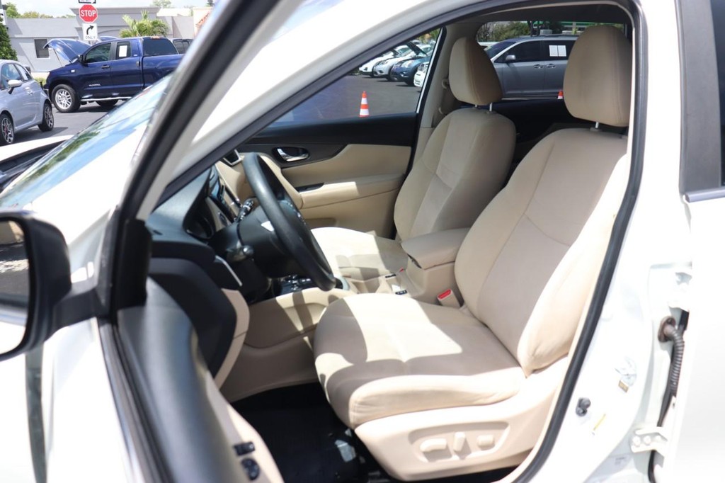 Nissan Rogue Vehicle Full-screen Gallery Image 13