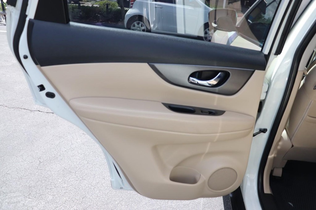 Nissan Rogue Vehicle Full-screen Gallery Image 14