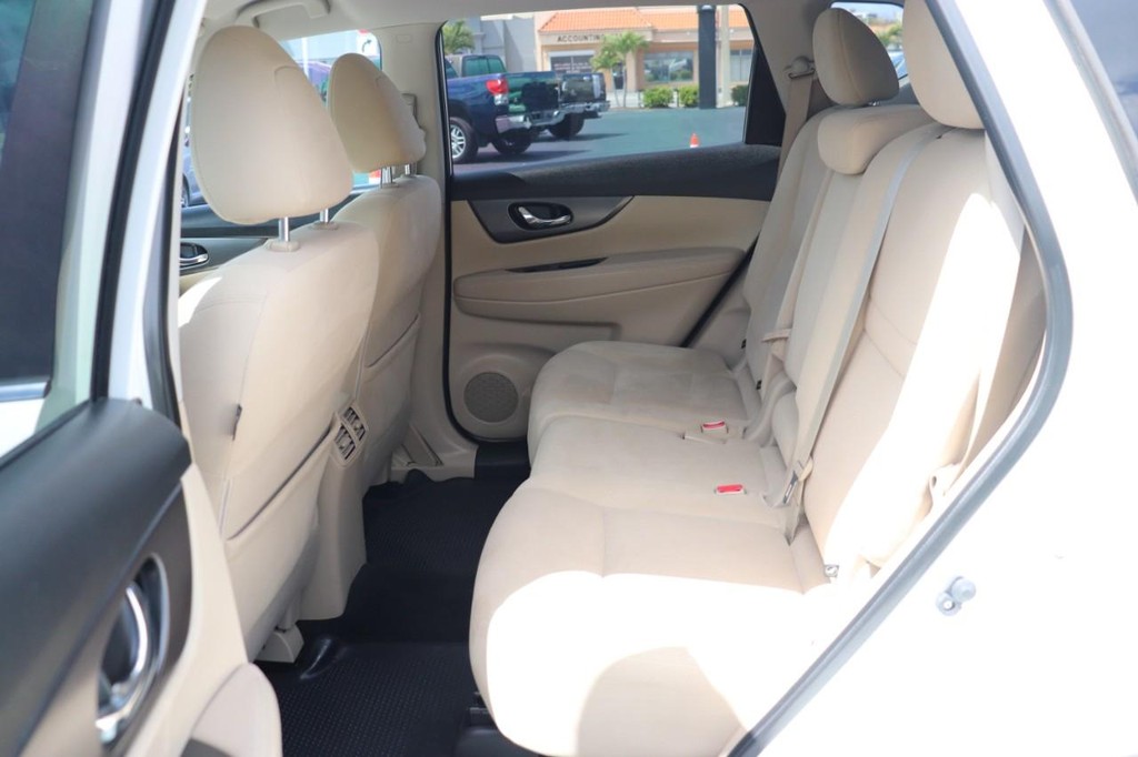 Nissan Rogue Vehicle Full-screen Gallery Image 15