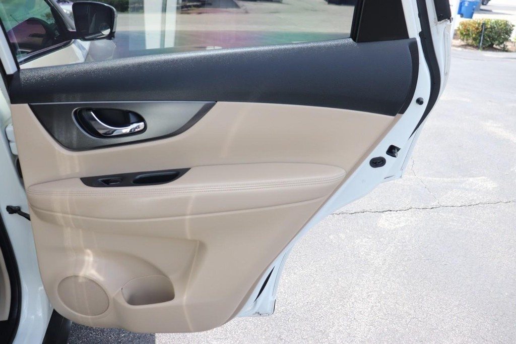 Nissan Rogue Vehicle Full-screen Gallery Image 18