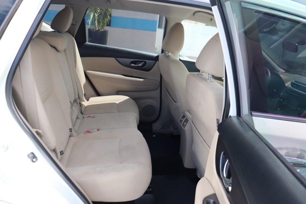 Nissan Rogue Vehicle Full-screen Gallery Image 19