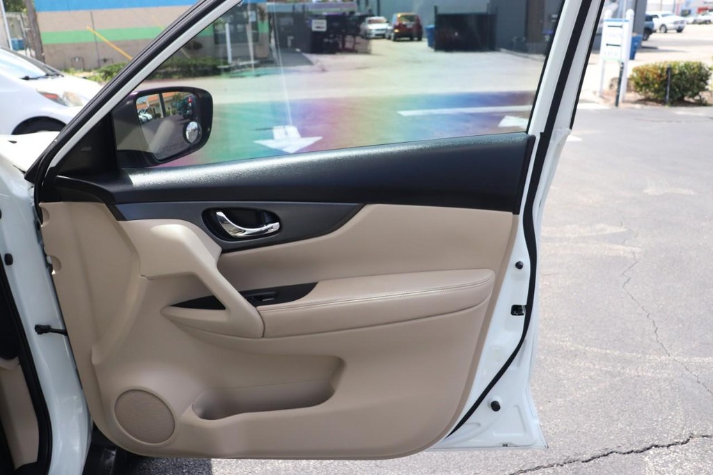 Nissan Rogue Vehicle Full-screen Gallery Image 21