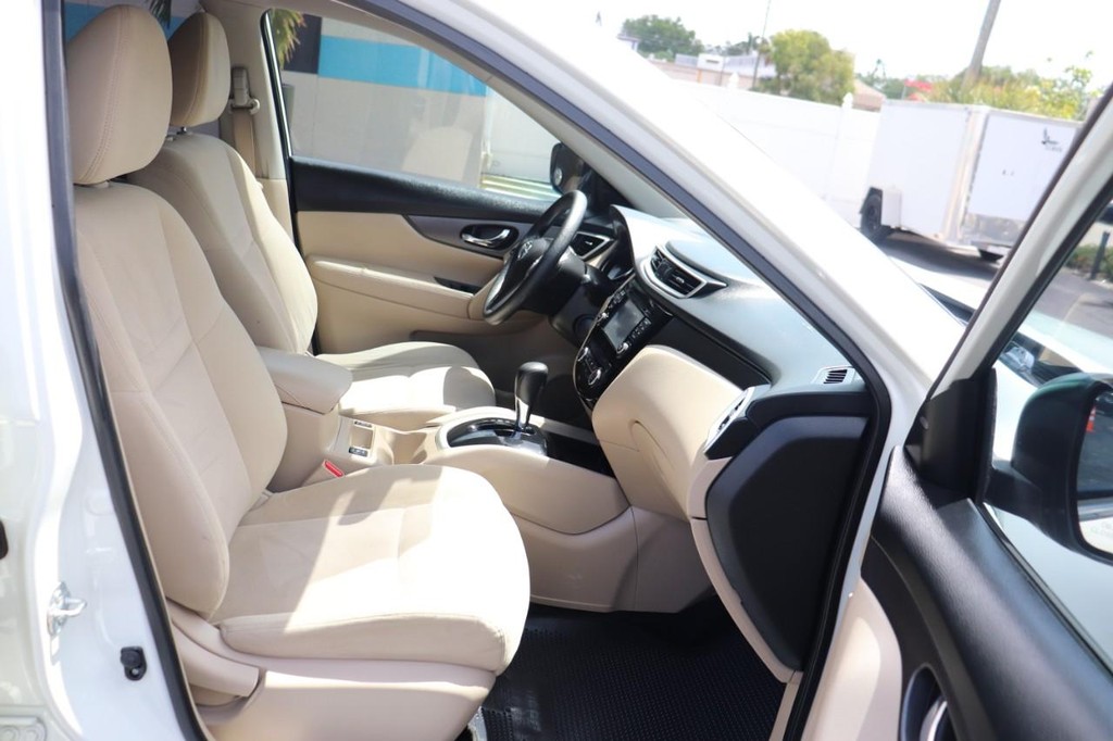 Nissan Rogue Vehicle Full-screen Gallery Image 22