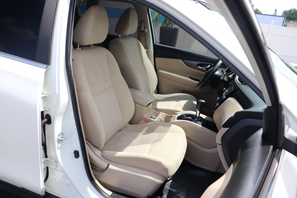 Nissan Rogue Vehicle Full-screen Gallery Image 23