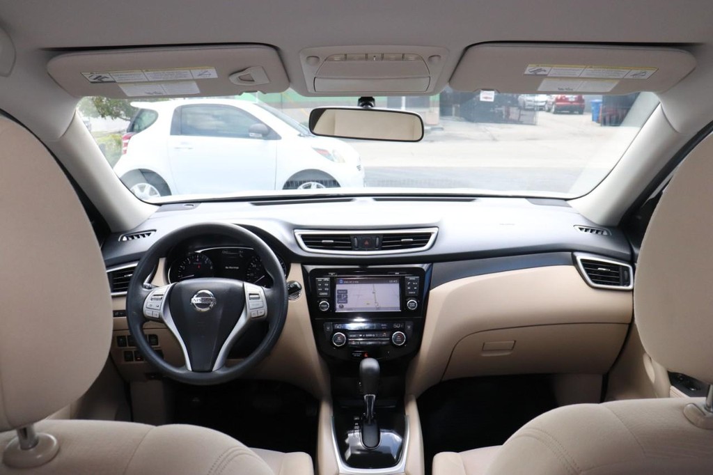 Nissan Rogue Vehicle Full-screen Gallery Image 25