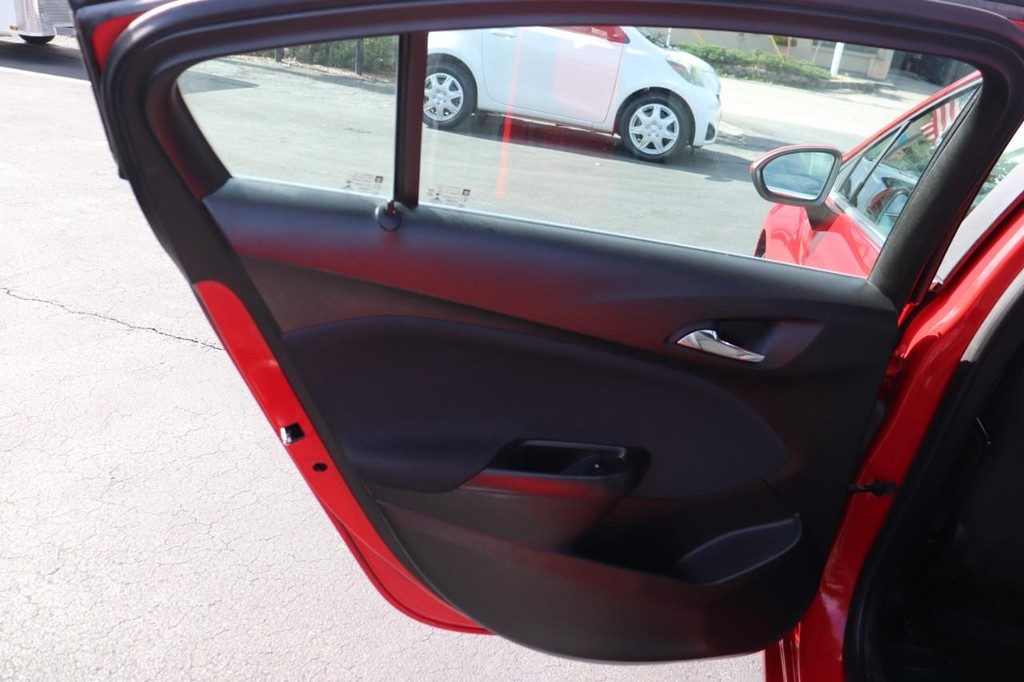 Chevrolet Cruze Vehicle Full-screen Gallery Image 14