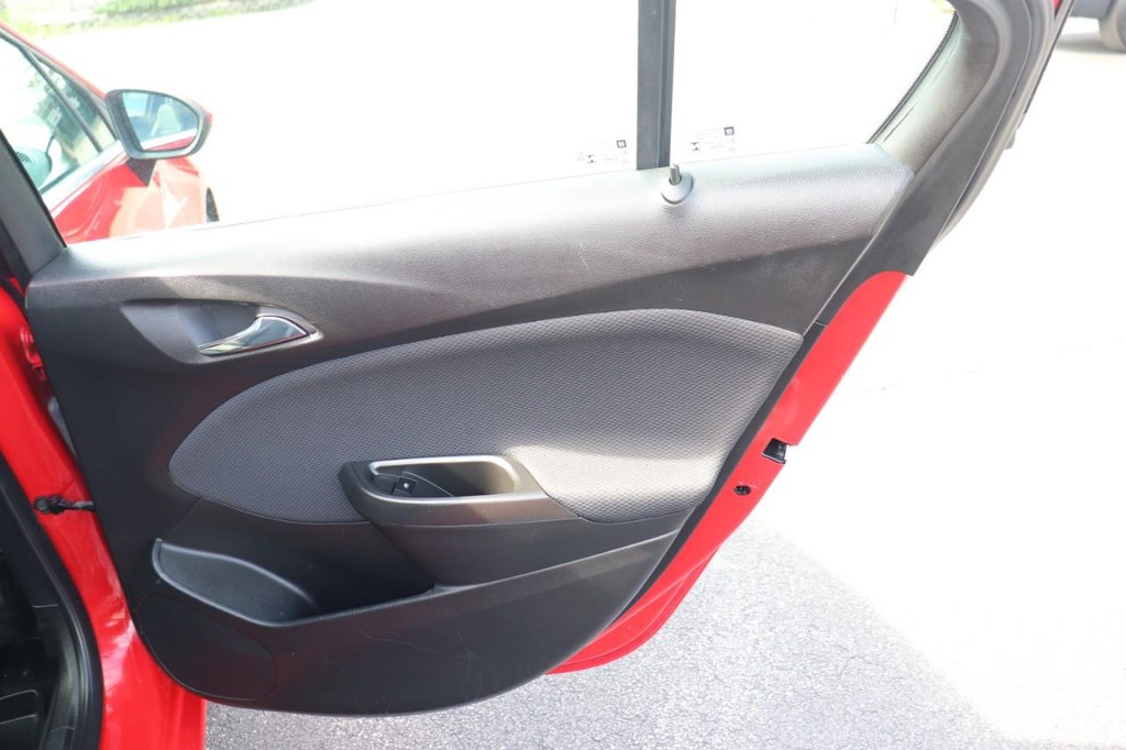 Chevrolet Cruze Vehicle Full-screen Gallery Image 18